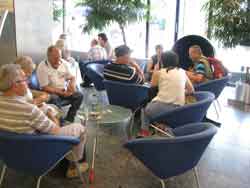 Im Foyer des Bayrischen Rundfunks: Die Gruppe wartet bei Kaffee und Cola auf den Beginn der Führung. Technischer Hinweis: In der Bildmitte befindet sich ein Hotspot. Wenn Sie darauf klicken, wird das bild vergrößert dargestellt.