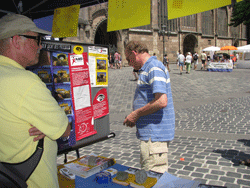 unser Infostand - ein Besucher betrachtet die Schautafel
