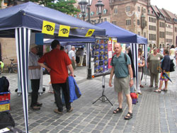 Besucherbetrachten die Poster am Infostand