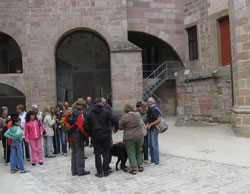 die Gruppe steht nach dem Verlassen des Gebäudes im Innenhof