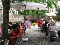 Wir sitzen im Garten des Lokals bei Kaffee, Kuchen und Eiscreme