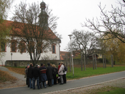 wir stehen außerhalb der Stadtmauer, mit Blick auf die Rückseite der Marienkapelle
