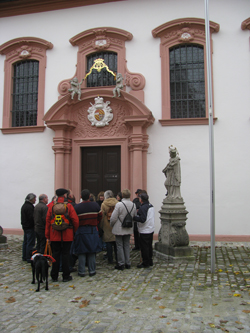die Gruppe am Portal der Marienkapelle