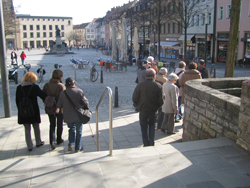 beim Verlassen des Museums; Blick auf die gegenüber liegende Straßenseite