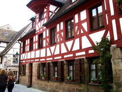 Wir bummeln durch eine Straße mit Fachwerkhäusern.