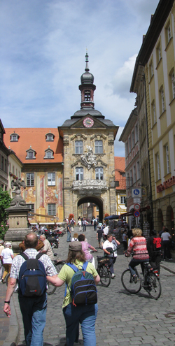Wir gehen auf das Tor des alten Rathauses zu.