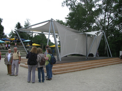 das Amphitheater am Nordende des Geländes