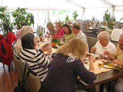 die Gruppe beim Mittagessen im Restaurant