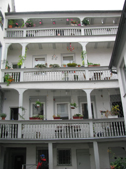 Blick auf die durch Ballustraden abgeschlossene hausfront im Innenhof