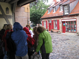 Blick auf ein malerisches Haus in einem anderen Innenhof