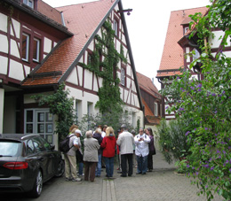 efeu-bewachsene Fachwerkhäuser im Handwerkerhof