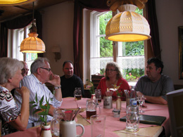 unsere Gruppe im Lokal, Gläser strehen auf dem Tisch, die Teilnehmer unterhalten sich angeregt.