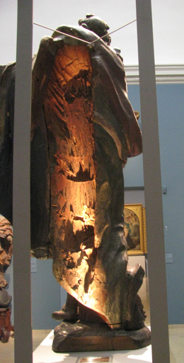 Rückseite der Statue des Evangelisten Johannes