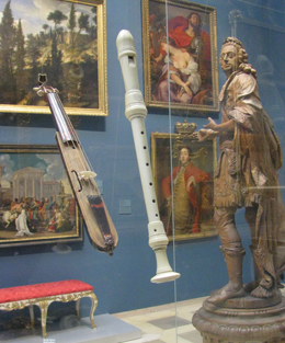 die Querflöte aus Elfenbein und die Pochette in einer Vitrine