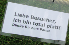 Auf dem Hinweisschild bittet die Grasnarbe um pflegliche Behandlung.