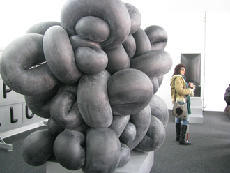 eine Skulptur aus einem verknäulten Schlauch