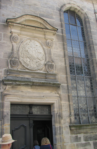 Wappen über dem Kirchenportel