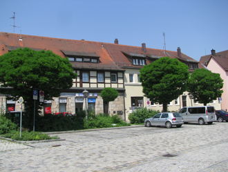 das Universitätsmuseum, aufgenommen vom gegenüberliegenden Gehweg