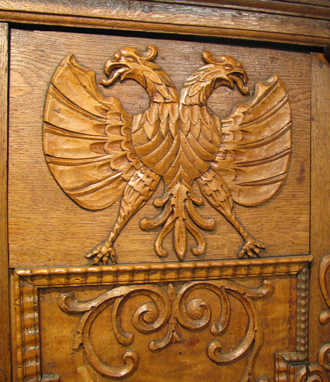 der Doppeladler auf einer Schranktür