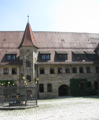 Innenhof der Universität mit dem Pallas Athene Brunnen