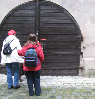 Teilnehmer stehen vor dem Eingangstor zum Felsenkeller. 